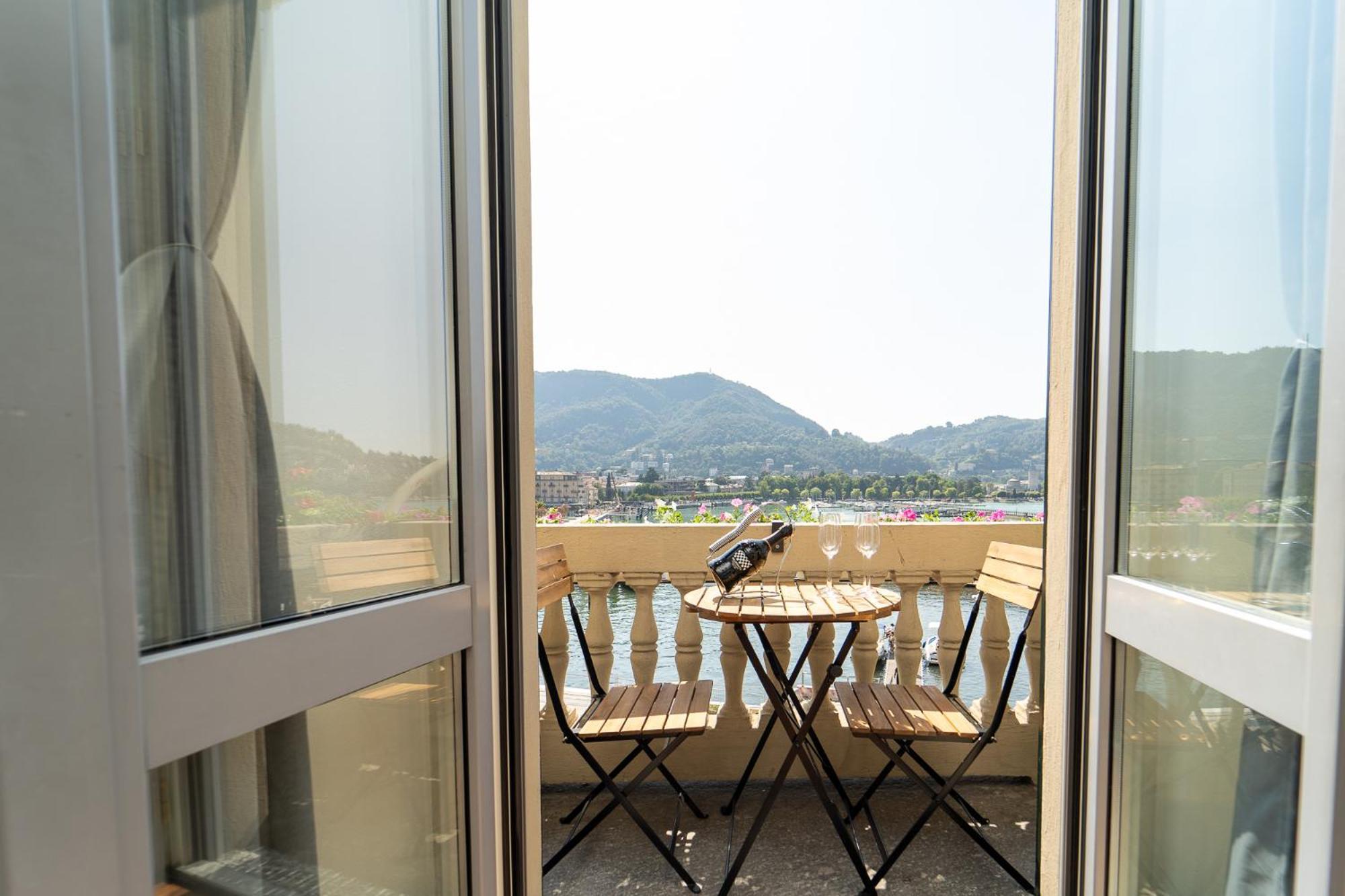 Appartamento Esclusivo Fronte Lago, In Centro A Como Con Garage Exteriör bild