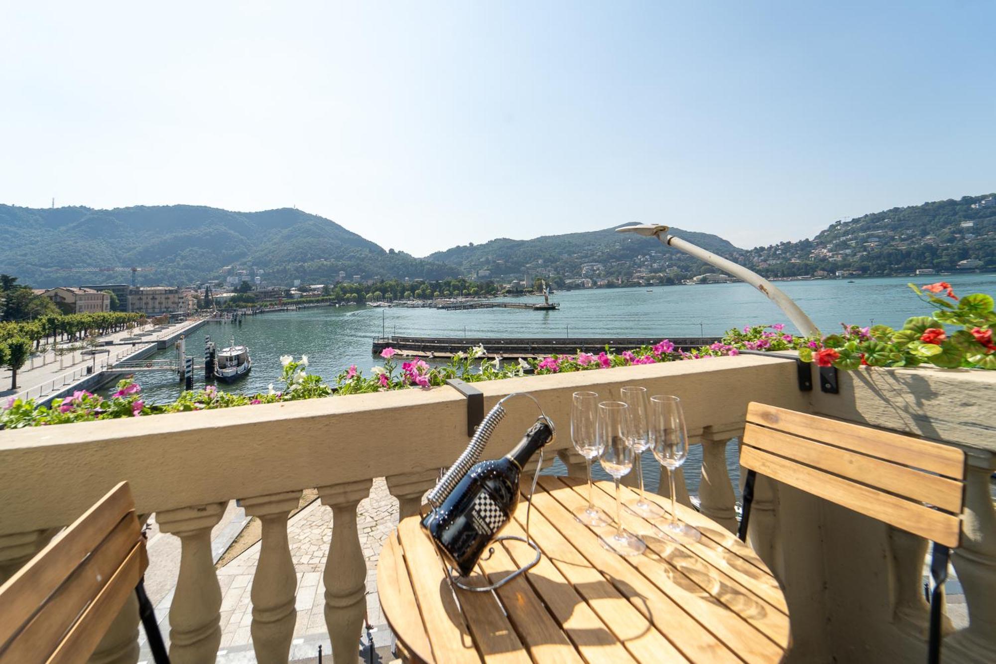 Appartamento Esclusivo Fronte Lago, In Centro A Como Con Garage Exteriör bild