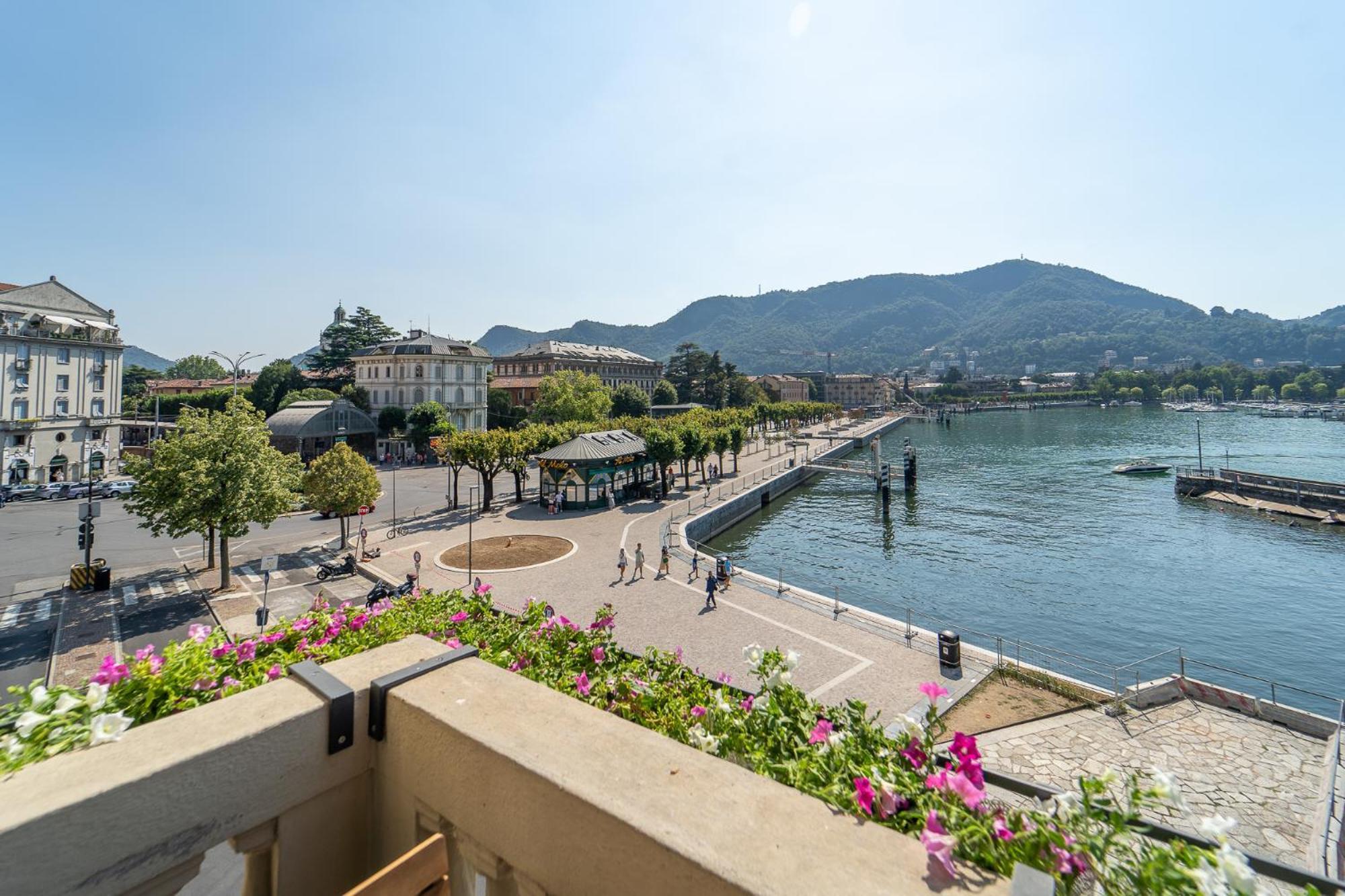 Appartamento Esclusivo Fronte Lago, In Centro A Como Con Garage Exteriör bild