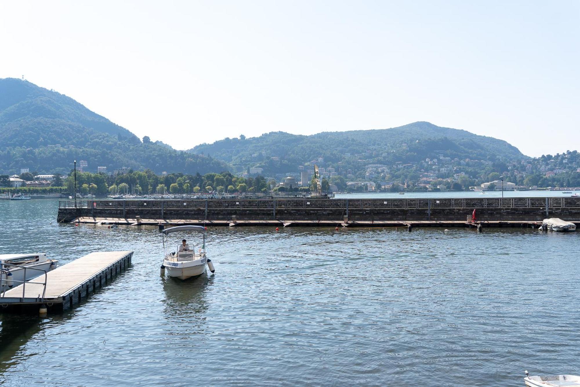 Appartamento Esclusivo Fronte Lago, In Centro A Como Con Garage Exteriör bild