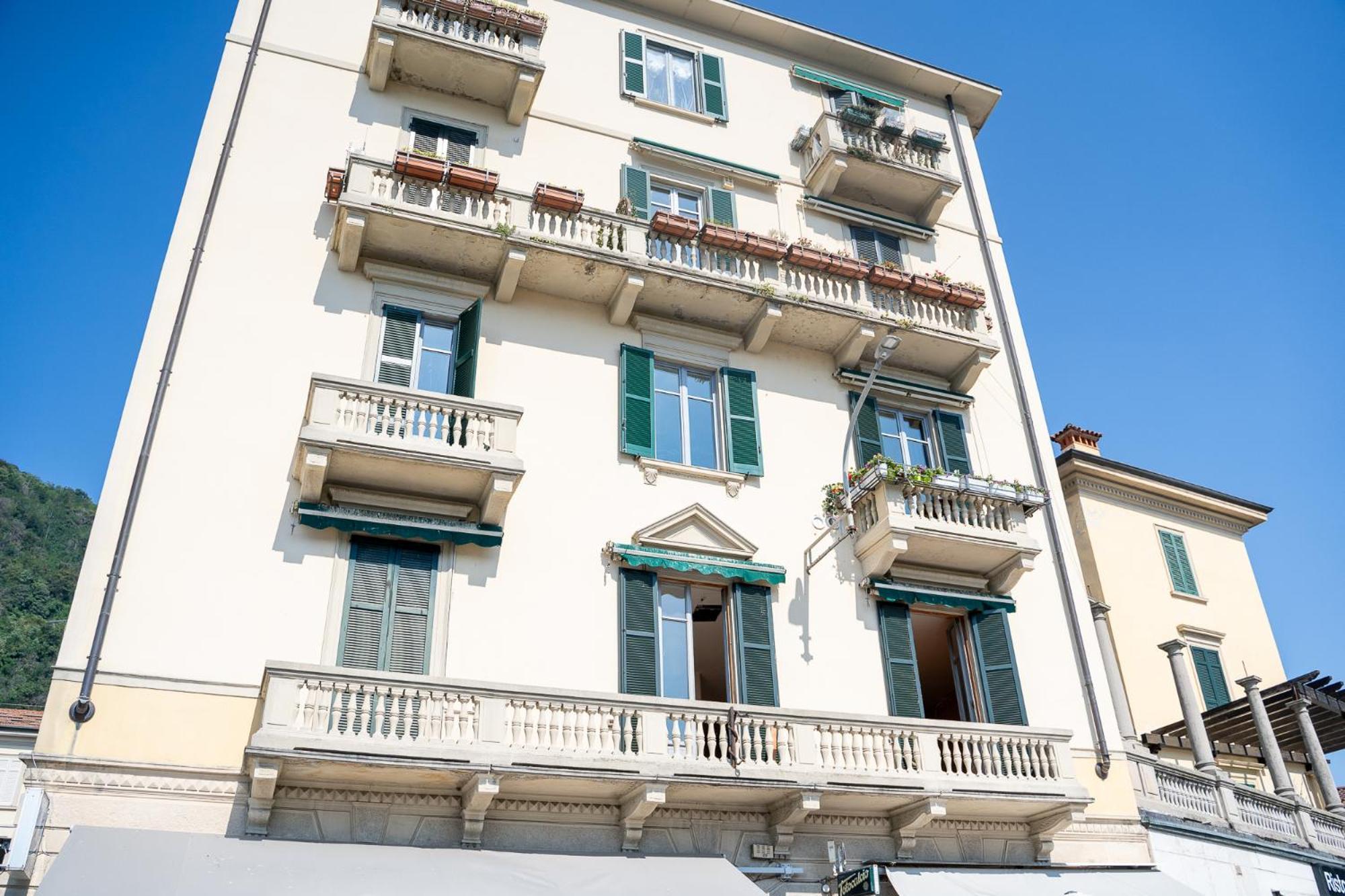 Appartamento Esclusivo Fronte Lago, In Centro A Como Con Garage Exteriör bild