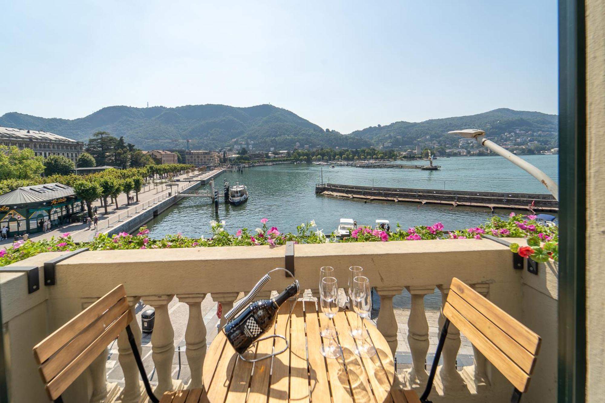 Appartamento Esclusivo Fronte Lago, In Centro A Como Con Garage Exteriör bild