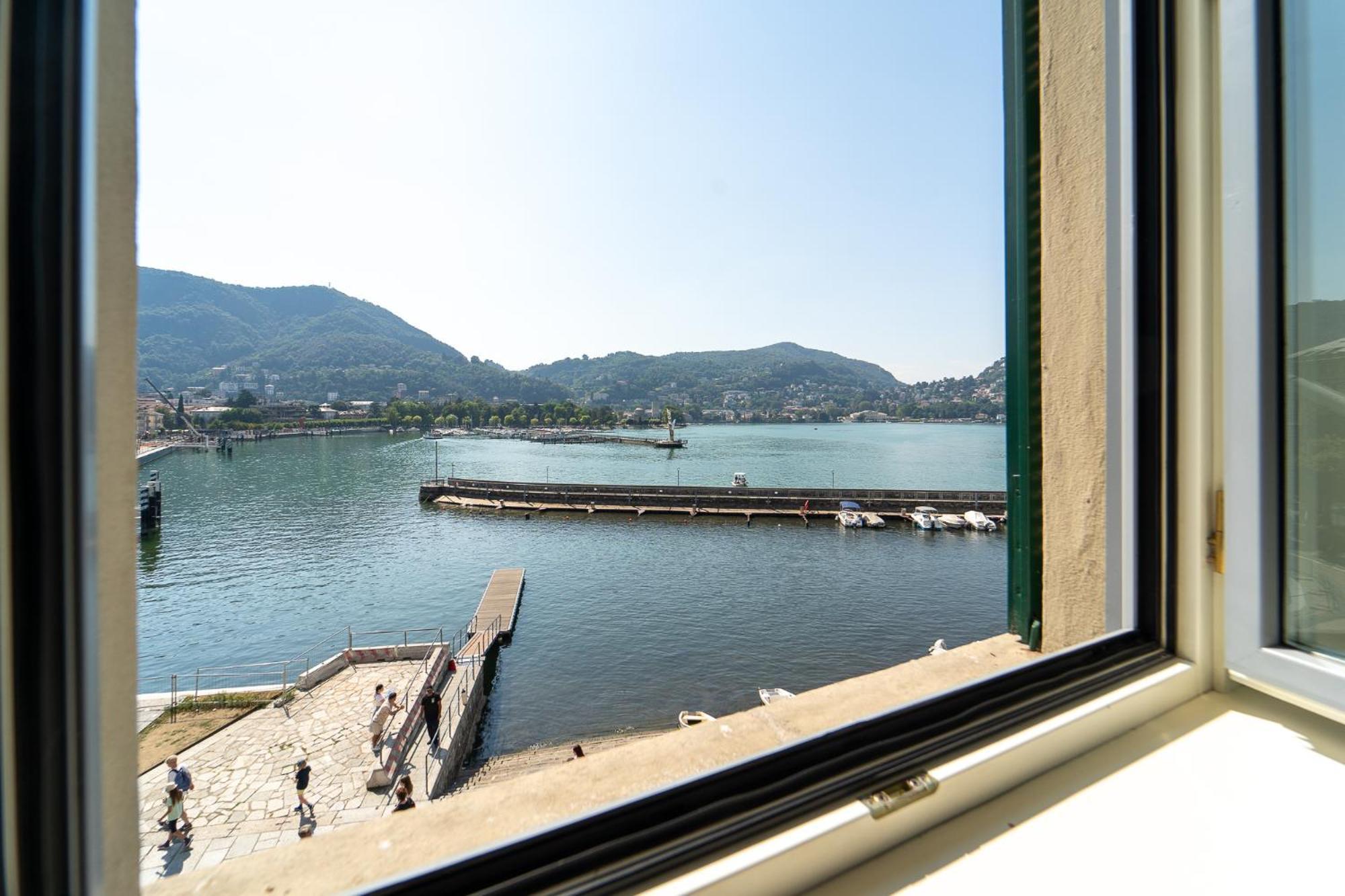 Appartamento Esclusivo Fronte Lago, In Centro A Como Con Garage Exteriör bild