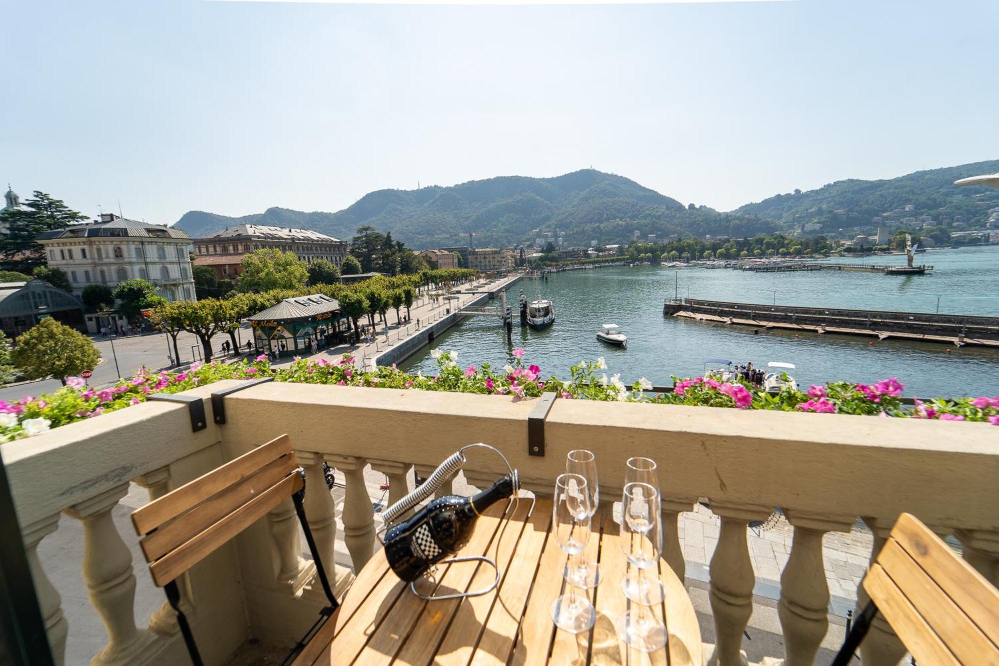 Appartamento Esclusivo Fronte Lago, In Centro A Como Con Garage Exteriör bild
