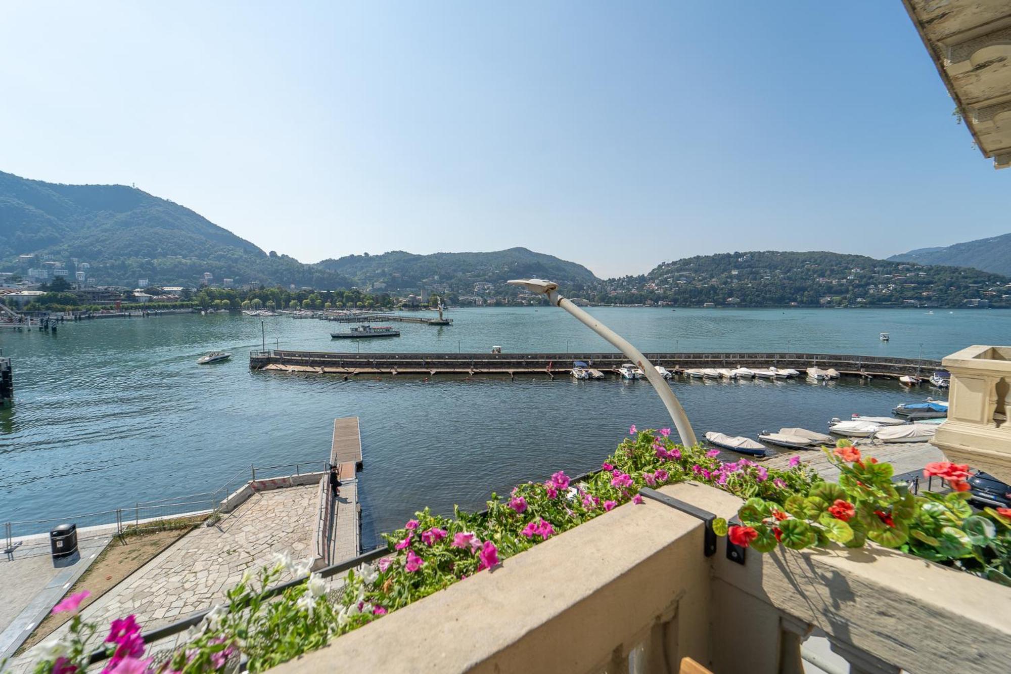Appartamento Esclusivo Fronte Lago, In Centro A Como Con Garage Exteriör bild