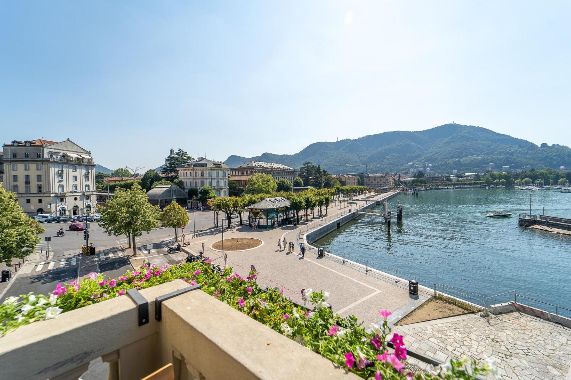 Appartamento Esclusivo Fronte Lago, In Centro A Como Con Garage Exteriör bild