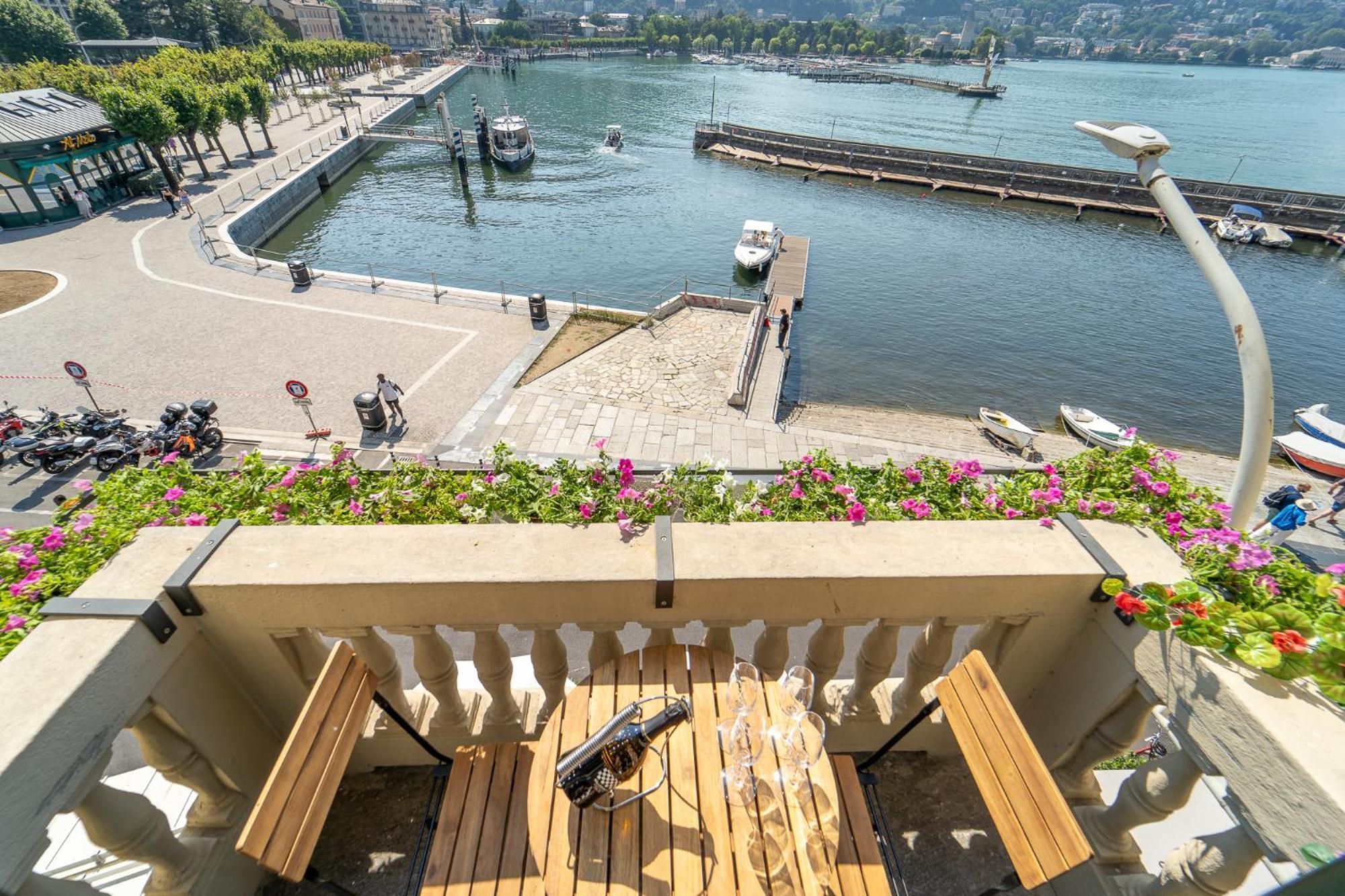 Appartamento Esclusivo Fronte Lago, In Centro A Como Con Garage Exteriör bild